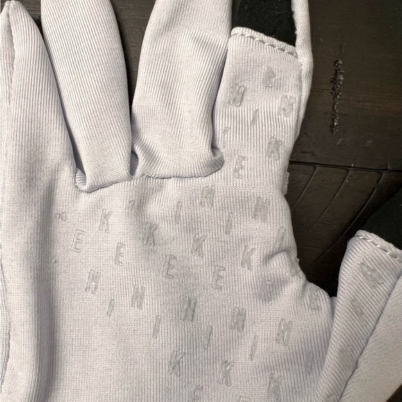 Women’s Nike Light Gray Sport Running Gloves with Black TechTips Dri Fit NEW - Picture 5 of 9